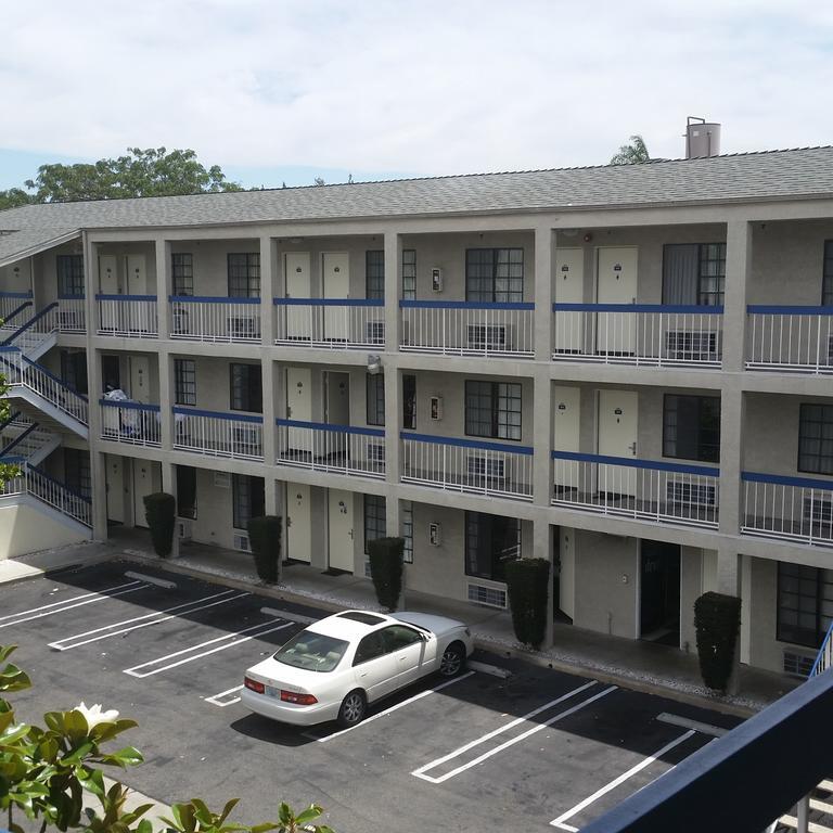 Days Inn By Wyndham Orange Anaheim Exterior foto